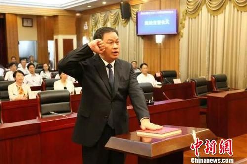 中國僑網(wǎng)新決定任命的佛山市人民政府副市長,、市公安局局長鄧建偉向憲法進(jìn)行了宣誓?!〕叹皞ァz