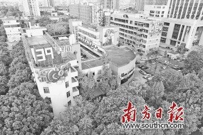 中國僑網(wǎng)39度空間藝術(shù)創(chuàng)意社區(qū)作為千燈湖創(chuàng)投小鎮(zhèn)核心啟動區(qū),,已經(jīng)吸引了一批國內(nèi)外知名創(chuàng)投項目簽約落戶,,將為裝備制造企業(yè)提供多項金融服務(wù),。南方日報記者 戴嘉信 攝