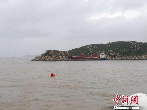 中國(guó)僑網(wǎng)救助人員施放救助艇救助擱淺貨船 邵年駿 攝