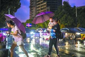 中國僑網昨晚(22日),昌崗東路,,市民在大雨中出行,。 廣州日報全媒體記者陳憂子攝