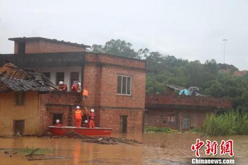 中國(guó)僑網(wǎng)圖為消防官兵成功到達(dá)被困地點(diǎn),?!『螛I(yè)燊 攝