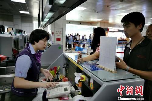 中國僑網(wǎng)臺風“天鴿”過后,,24日珠海機場恢復正常運行 余凱強 攝
