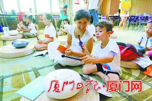 中國僑網親子互動,,學習彈奏色空,。(本報記者 王協(xié)云 攝)