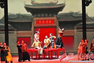 中國(guó)僑網(wǎng)圖為舞劇《沙灣往事》演出場(chǎng)面,。 黃秋平 攝