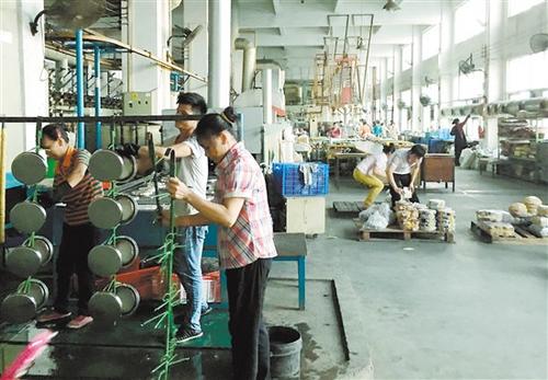 中國僑網(wǎng)不少小微企業(yè)在“政銀?!表椖康闹С窒碌玫桨l(fā)展。(呂勝跟 圖)