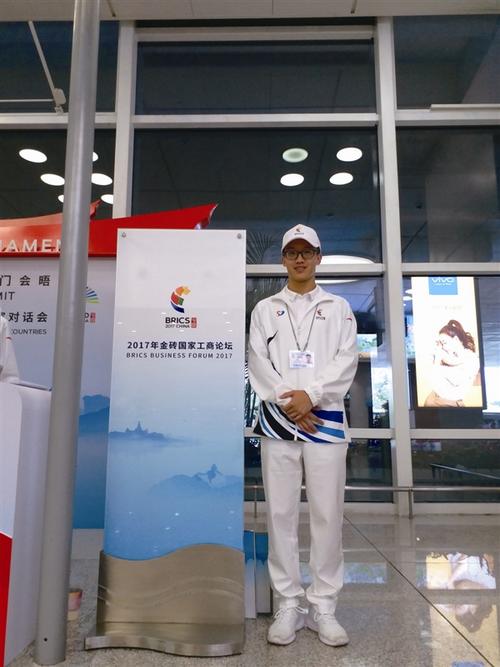 中國僑網(wǎng)鄭定杰在志愿者服務臺