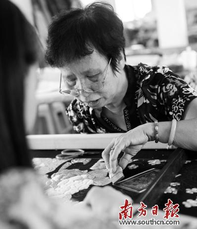 中國僑網(wǎng)潮州市湘橋區(qū)甲第巷,李淑英帶著徒弟日復(fù)一日地守護(hù)潮繡,。