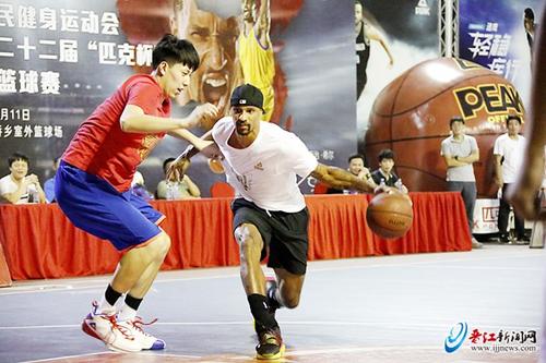 中國僑網(wǎng)昨晚(9月11日),,在僑鄉(xiāng)體育館,,NBA球星喬治·希爾與現(xiàn)場球迷互動,大秀球技。記者_秦越 攝