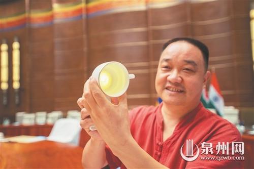 中國僑網金磚杯底牡丹可因不同環(huán)境變色