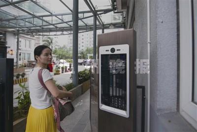 中國僑網市區(qū)景秀灣花園業(yè)主一秒鐘“刷臉”便可進小區(qū)門。