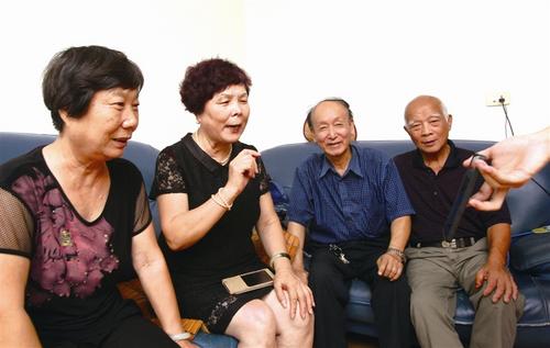 中國僑網(wǎng)史毛毛(左一),、史毛妹(左二),、史毛妹丈夫(左三),、史毛毛丈夫(左四)和遠在臺灣的弟弟史瓊安視頻連線