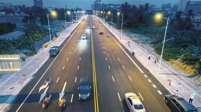 中國僑網(wǎng)9月14日,俯瞰萬寧市萬城鎮(zhèn)人民東路,。本報記者 袁琛 攝
