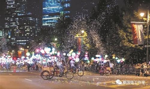 中國僑網(wǎng)市民在費城大道上圍著燈籠狂歡