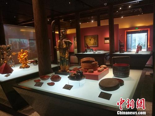中國僑網(wǎng)一些精美的漆器成品。上官云 攝