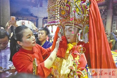 中國僑網(wǎng)圖為媽祖回到祖廟寢殿,,祖廟人員為她洗塵安座,。