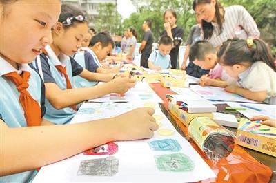中國僑網(wǎng)前不久,,在鹿城區(qū)廣化街道,,小朋友在參加“垃圾分類”主題繪畫比賽,。(蘇巧將 陳慧 攝)