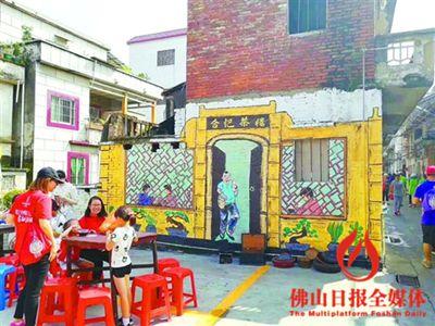中國僑網(wǎng)沙邊村的一處墻繪栩栩如生地還原了舊時(shí)茶樓的情景。/受訪者供圖