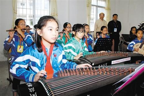 中國僑網(wǎng)臺城第二小學(xué)少兒廣東音樂團(tuán)多次外出表演,受到社會各界的高度贊揚(yáng),。