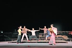 中國(guó)僑網(wǎng)《秋色傳奇》排練現(xiàn)場(chǎng),,青年演員們傾情表演,。