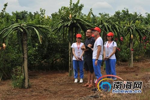 中國僑網(wǎng)“90后”電商達(dá)人周華龍介紹自己的電商創(chuàng)業(yè)路,。特約記者連中華攝