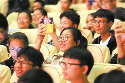 中國僑網(wǎng)演出激起了年輕人的興趣,。