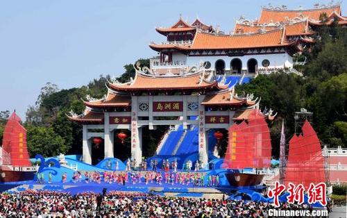 中國僑網(wǎng)10月28日,中央電視臺“心連心”藝術(shù)團來到“媽祖故里”--福建莆田市湄洲島,在湄洲島天后廣場舉行慰問演出?!埍蟆z