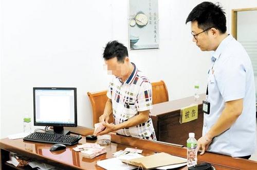 中國僑網近年來,蓬江區(qū)法院多措并舉,,確保打贏“基本解決執(zhí)行難”攻堅戰(zhàn),。圖為一被執(zhí)行人當場支付執(zhí)行款。