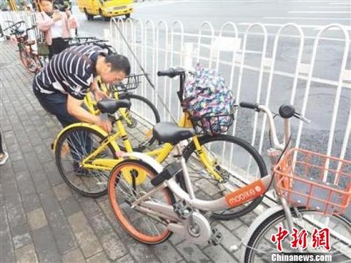 中國僑網(wǎng)??吭诔鞘新愤叺墓蚕韱诬?。 資料圖 攝
