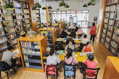 中國僑網(wǎng)隨處可見的城市書房為人們提供了全新的生活方式。 陳慧 樹慧 攝