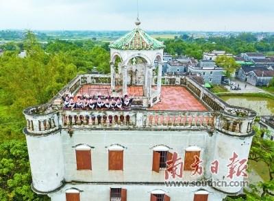 中國僑網(wǎng)“世遺僑都·天籟大歌”兩個世界級文化遺產(chǎn)的“約會”是2017中國僑都(江門)華人嘉年華的一大亮點活動。圖為來自貴州黔東南的姑娘在開平碉樓表演現(xiàn)場,。馬立敏 攝