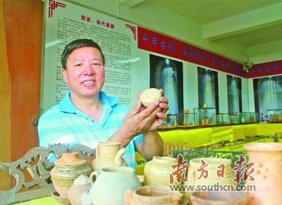 中國僑網(wǎng)雷偉亮既是傳承館的館長,也是唯一的講解員,。戴惠甜 攝