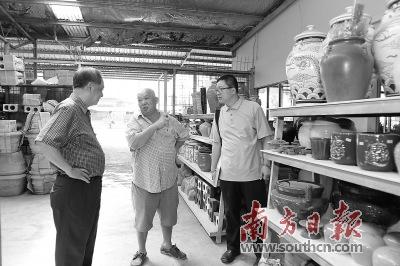 中國僑網(wǎng)李炳炎訪問馬來西亞古晉華聯(lián)陶器制造廠經(jīng)營者,。