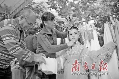 中國僑網(wǎng)近日,華光誕活動的“粵玩·越有趣”互動體驗環(huán)節(jié)中,,工作人員幫助一個喜歡粵劇的小女孩穿上粵劇花旦演出服裝,。戴嘉信 攝