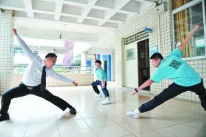 中國僑網(wǎng)潘錦文和學(xué)生演練梅花拳套路。