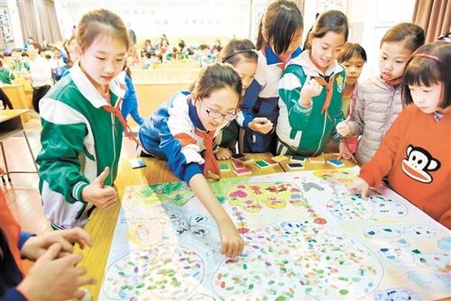 中國(guó)僑網(wǎng)江門香港兩地學(xué)生同畫(huà)一幅畫(huà),。