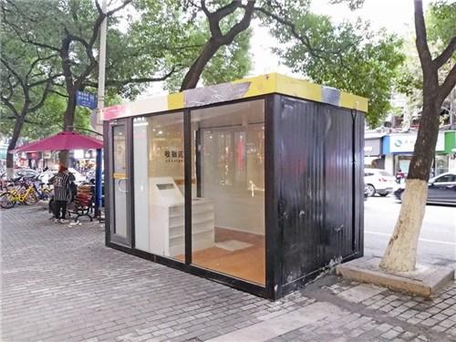 中國僑網(wǎng)位于市區(qū)解放街的錦小咖無人零售店