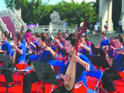中國(guó)僑網(wǎng)湄洲島“十音八樂(lè)”隊(duì)在天后廣場(chǎng)演出,。 歐碧仙 攝
