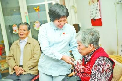 中國僑網(wǎng)陳三妹社區(qū)衛(wèi)生服務(wù)中心的家庭醫(yī)生團隊上門為老人進行探訪和醫(yī)治,。