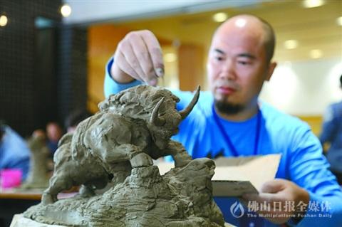 中國(guó)僑網(wǎng)陶藝師正在比賽中創(chuàng)作。