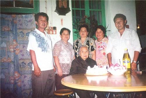 中國(guó)僑網(wǎng)江秀鳳媽媽過(guò)生日時(shí),全家人合影留念,。