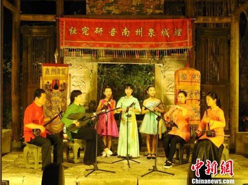 中國僑網(wǎng)鄭芳卉(左二)與學(xué)生同臺演出,?!∈茉L者供圖