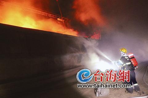 中國僑網(wǎng)(資料圖:兩艘50米長漁船 突發(fā)大火)