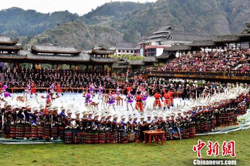 中國(guó)僑網(wǎng)2017雷山苗年99人的高山流水,?!桥d權(quán) 攝
