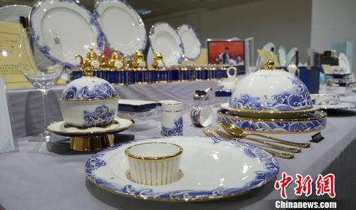 中國僑網(wǎng)“中國瓷都”潮州舉辦陶瓷精品展 ,展現(xiàn)潮人千年瓷藝傳承,?!£悊⑷?攝