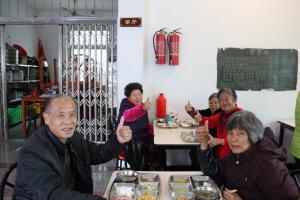 中國僑網(wǎng)12月1日,在溫溪鎮(zhèn)高崗村居家養(yǎng)老服務中心(愛心廚房)現(xiàn)場,村里的留守老人們正在享用午餐,。