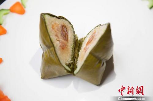 中國僑網(wǎng)蛋黃豬肉餡咸粽是海南傳統(tǒng)粽子 王曉斌 攝