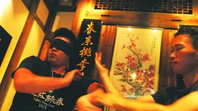中國僑網(wǎng)詠春拳弟子展示“黐手黐腳”,。