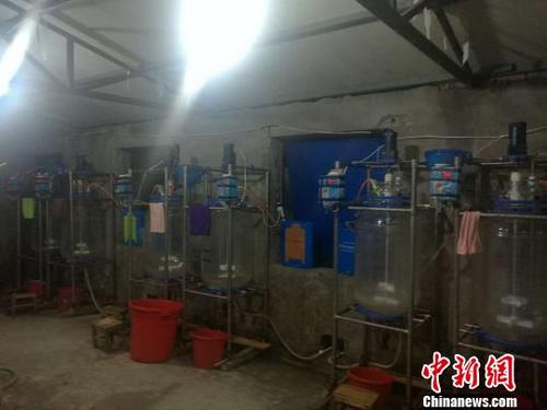 中國(guó)僑網(wǎng)警方查封了以溴代笨丙酮為主的原材料近70噸及大量制毒設(shè)備,。警方供圖