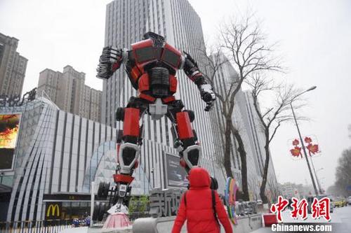 中國(guó)僑網(wǎng)巨型變形金剛在街頭十分醒目。張瑤 攝