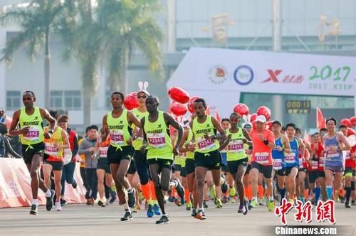 中國僑網(wǎng)12月10日,,2017晉江國際馬拉松賽在福建晉江鳴槍開賽,。(賴進財 攝)